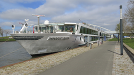 902383 Gezicht op het 136 meter lange riviercruiseschip de 'Amadeus Queen' van Lüftner Cruises uit Oostenrijk, ...